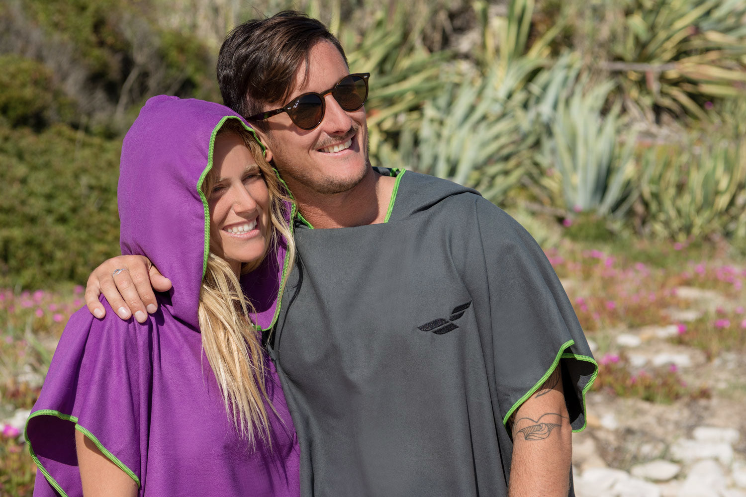 Mann und Frau mit Fit-Flip Badeponcho aus Mikrofaser im Urlaub