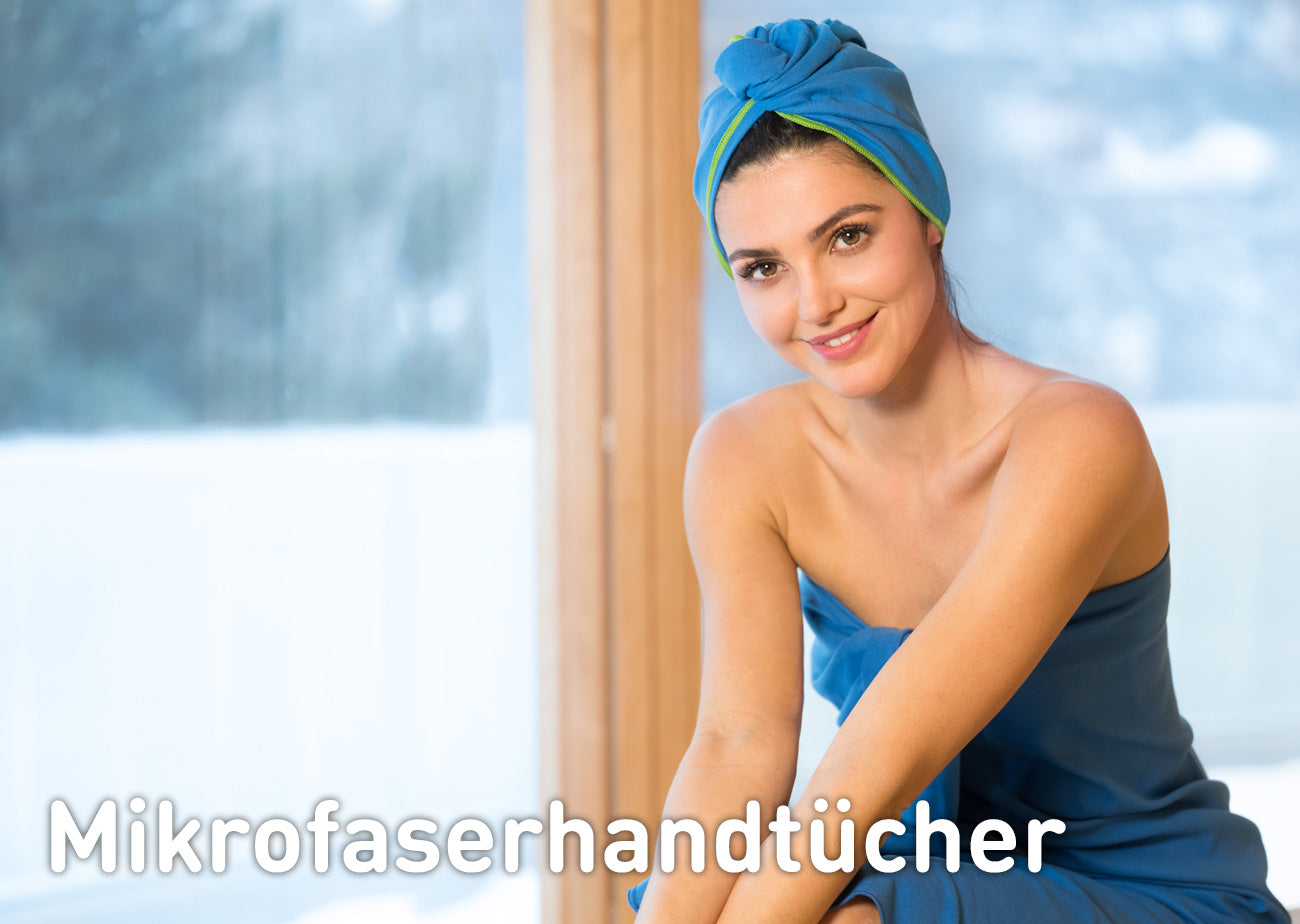 Frau mit blauem Fit-Flip Mikrofaser Handtuch in der Sauna