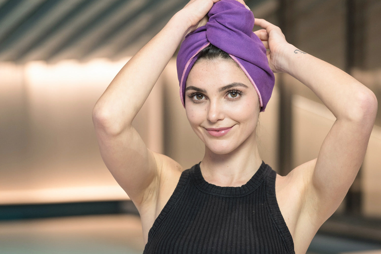 Frau mit lila Mikrofaser Handtuch für die Haare von Fit-Flip