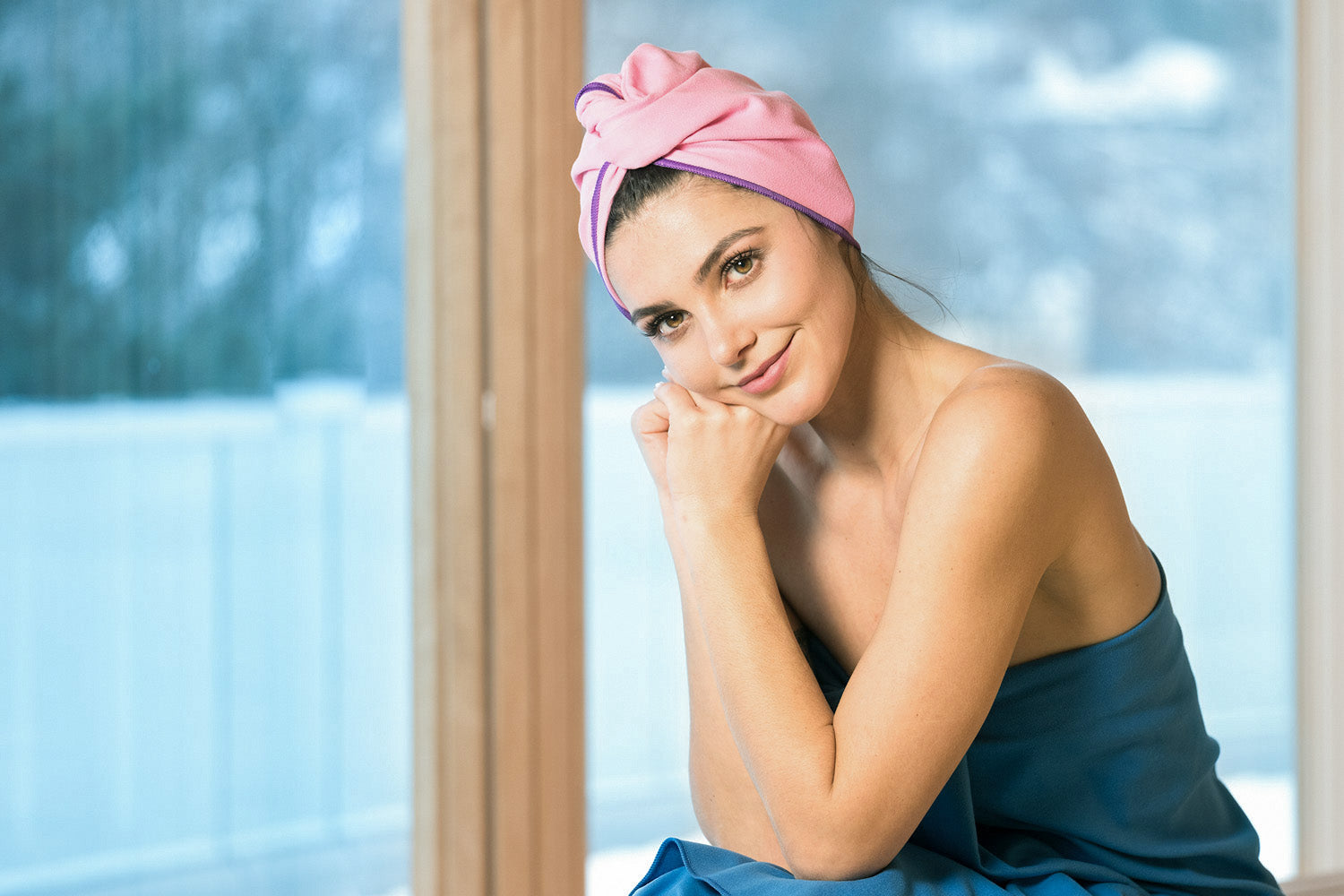 Frau in Sauna mit rosa und lila Turban Handtuch aus Mikrofaser von Fit-Flip